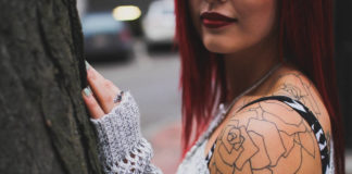 Modne tatuaże damskie - czy warto zrobić delikatny tatuaż na ramieniu lub nadgarstku?