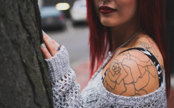 Modne tatuaże damskie - czy warto zrobić delikatny tatuaż na ramieniu lub nadgarstku?